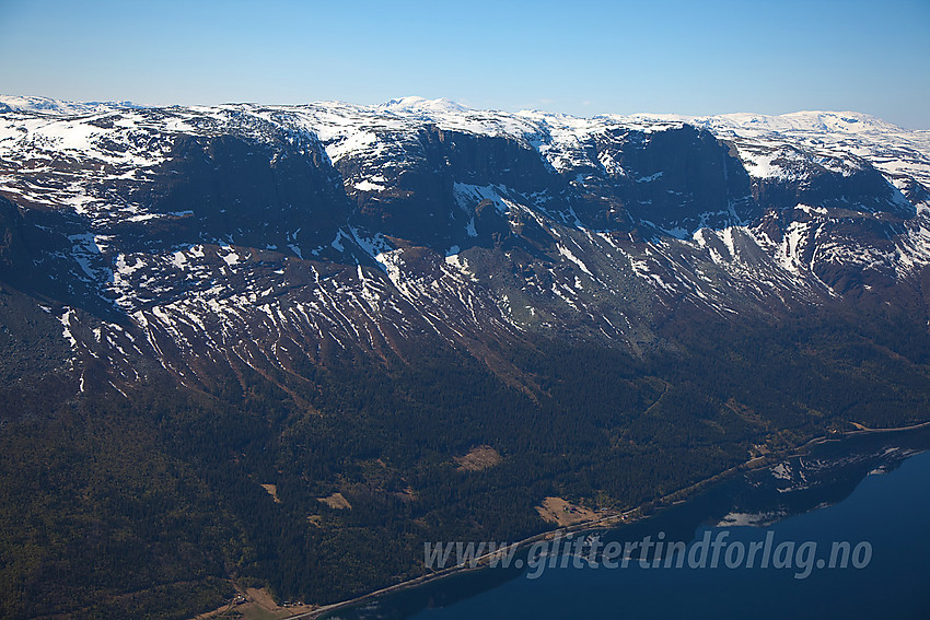 Utsikt fra Skutshorn mot Skjøld og Bergsfjellet. Sentralt i bakgrunnen ses Høgeloft med Sulefjellet bak til høyre.