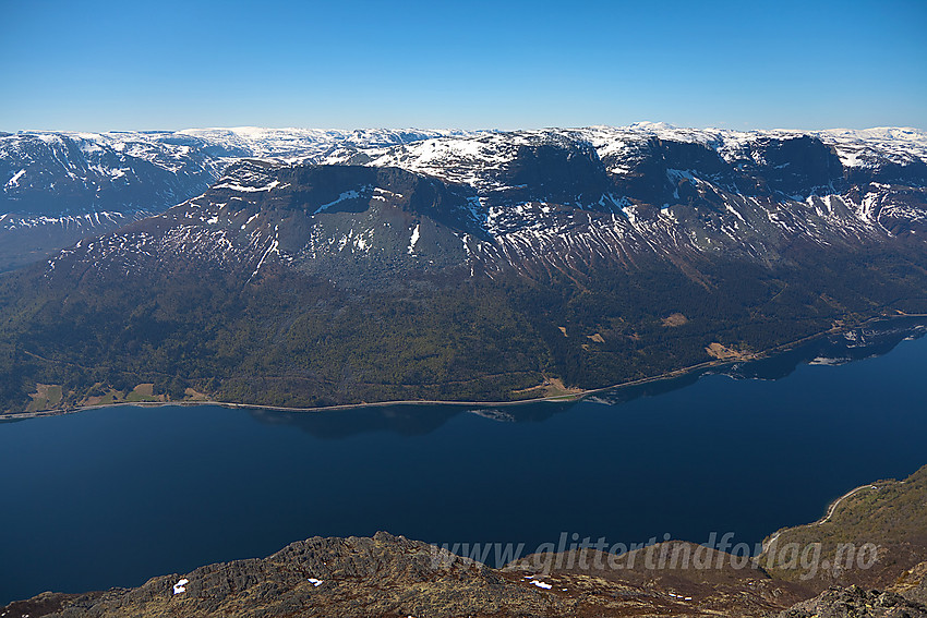 Fra Skutshorn tvers over Vangsmjøse mot Bergsfjellet og Skjøld.