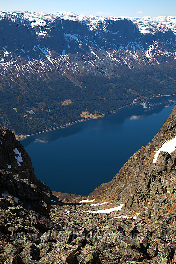 Øverst i renna ved Skutshorn ned mot Vangsmjøse med Bergsfjellet i bakgrunnen.