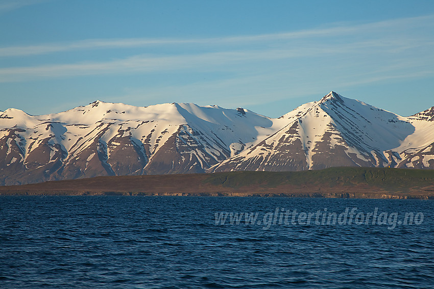 Ute på vannet like utenfor Dalvik med øya Hrisey i forgrunnen og snøfjell opp i 1000 moh i bakgrunnen.