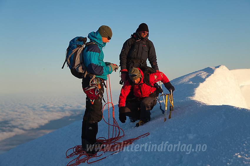 Sondre, Tor Håvard og Øyvind på toppen av Mercantontoppen.