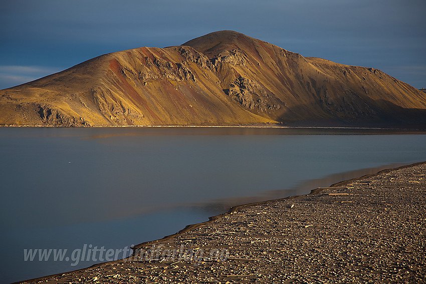 Fra Gamlemetten mot Nordlaguna og fargerikt vulkanfjell på andre siden.