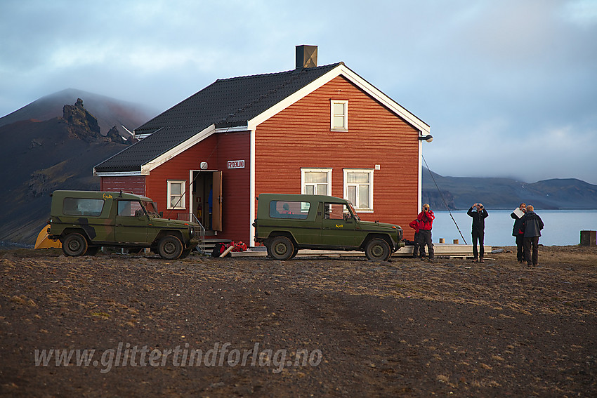 Ved midnatt. Vi har akkurat fått skyss tilbake til Gamlemetten etter et meget trivelig besøk på Gamlemetten.