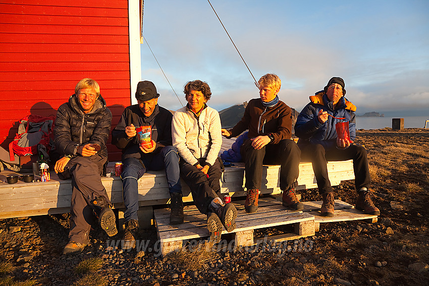 Nattmat på trammen utenfor Gamlemetten og Beerenberg midt i synet bak fotografen.