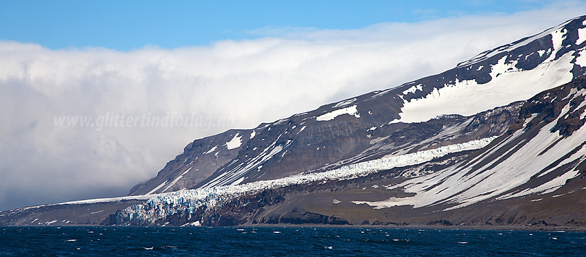 Fronten på Weyprechtbreen som kalver rett i havet.