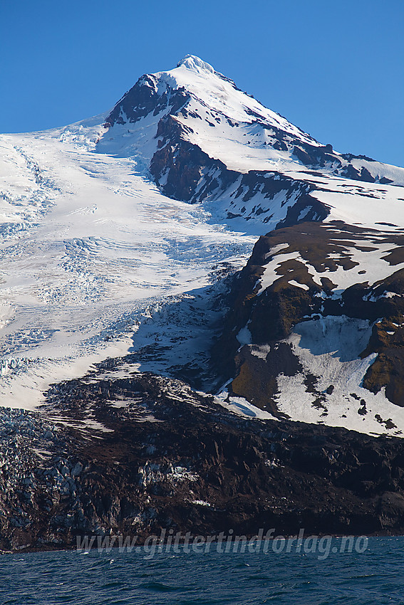 Blikk opp Weyprechtbreen og Krognessryggen mot Haakon VII Topp. 2277 moh direkte høydeforskjell fra havet til toppen og Weyprechtbreen faller nesten like langt.