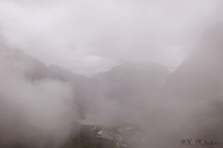 På vei ned fra Dalsnibba 1500 moh, og ned mot Flydalsjuvet og Geiranger