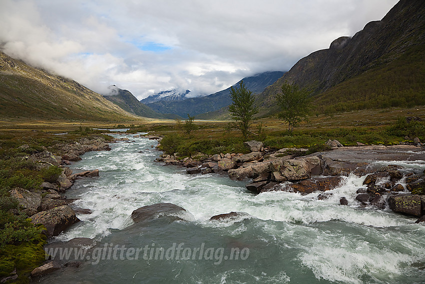 I Leirungsdalen ved Leirungsåe med Knutshøe til høyre.