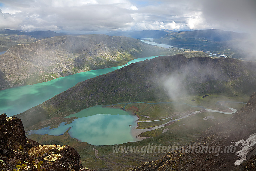 Utsikt fra Bukkehåmåren mot Nedre Leirungen, Knutshøe, Gjende og Veslfjellet for å nevne noe.