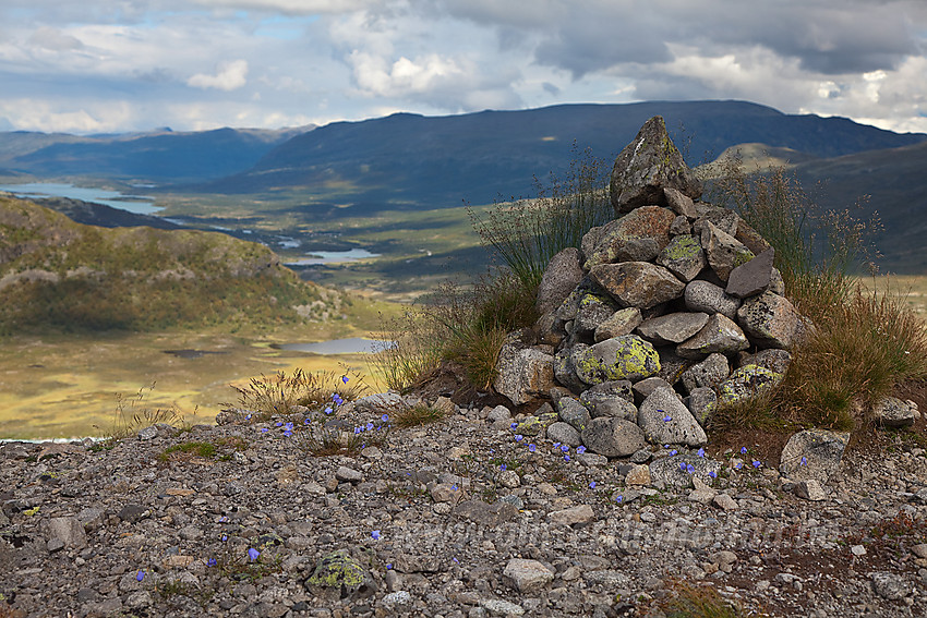 Varden på Semelhøe (1302 moh) like sørøst for Knutshøe.