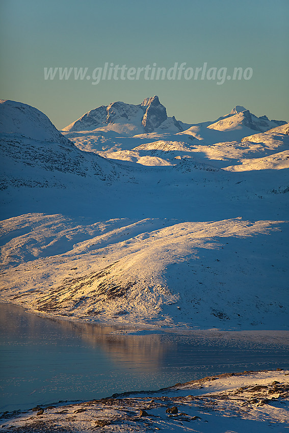 Like nord for Loppebolegge øst for Tyin med utsikt til Store Austanbotntinden (2204 moh).