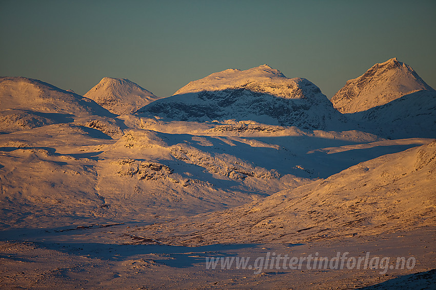 På vei ned i Geissmusdalen med Store Rauddalstinden (2157 moh), Storegut (1968 moh) og Mjølkedalstinden (2137 moh) i bakgrunnen. Nede til venstre anes Tyinholmen.