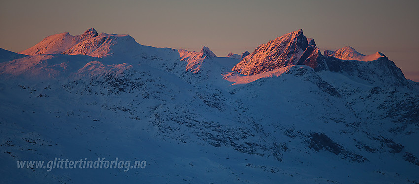 Fra Møsaryggene mot Hjelledalstinden, Koldedalstinden og Falketind med Falkungen.