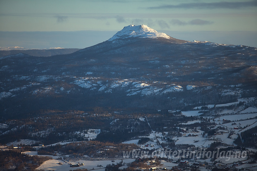 Under oppstigningen mot Bergsfjellet Øst med telelinse mot Hugakøllen (1131 moh).