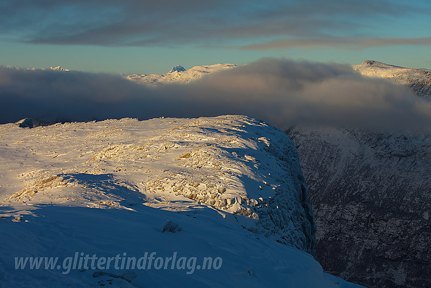 På toppen av Bergsfjellet Øst med utsikt i retning bl.a. Uranostinden i Jotunheimen.