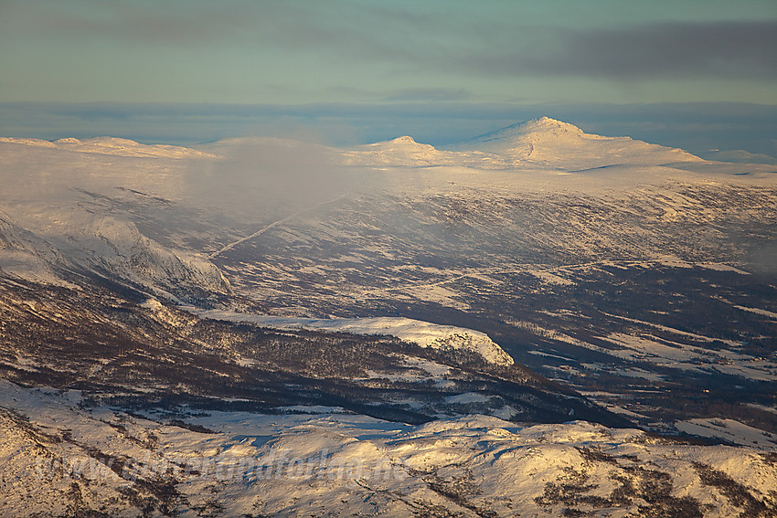 Fra Bergsfjellet Øst med telelinse i retning Slettefjellet og videre mot Svarthamaren og Skaget (1686 moh).