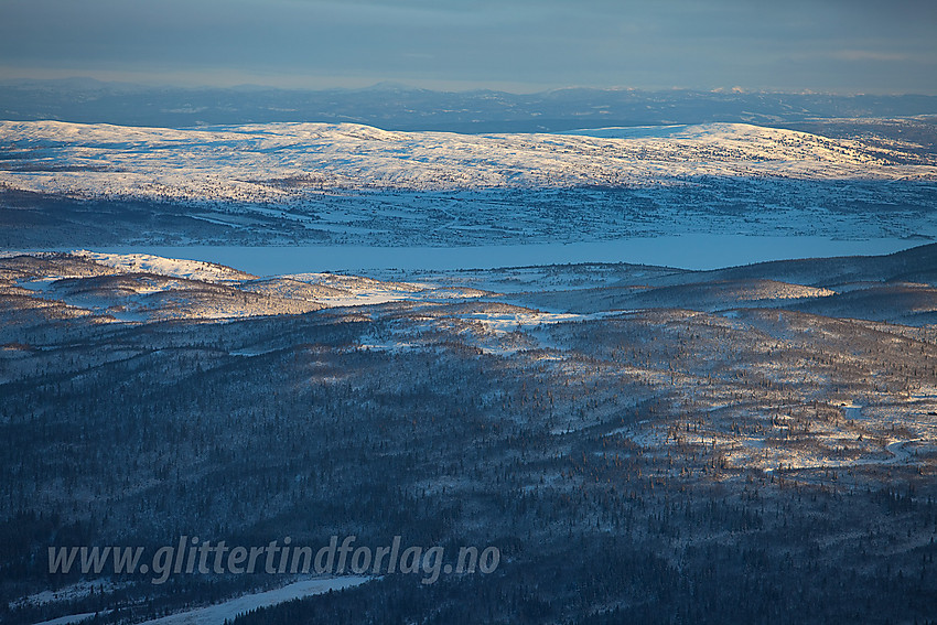 Utsikt med telelinse fra Bergsfjellet Øst mot Midtre Syndin og Syndisfjellet.