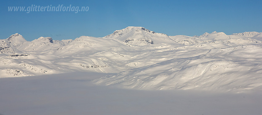 Vi flyr innover Øyangen med Snøholstinden (2141 moh) sentralt i bakgrunnen. Foran til høyre ses Stornakken.