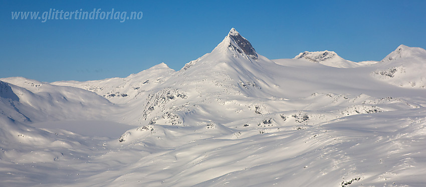 På vei innover Tyin med Uranostinden (2157 moh) sentralt.