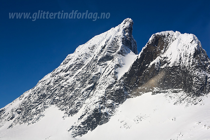 På vei inn gjennom Morka-Koldedalen mot Falkungen (ca. 1950 moh) og Falketind (2067 moh).