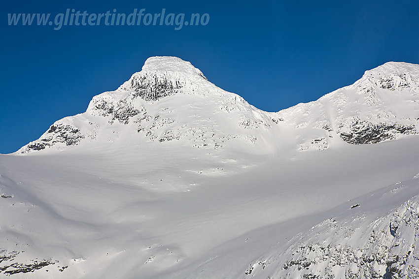 På vei gjennom Morka-Koldedalen med blikk mot Stølsnosbreen, Stølsnostinden (2074 moh) og Midtre Stølsnostinden (2001 moh).