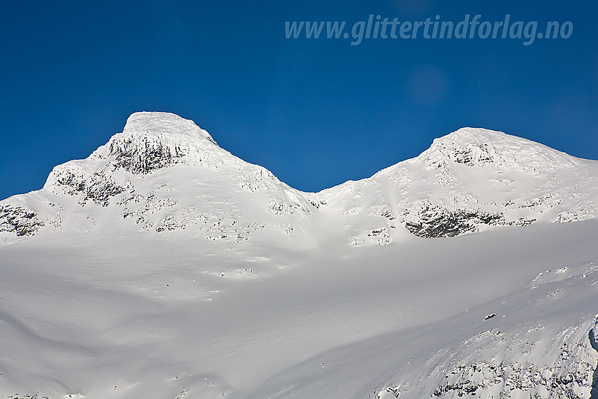 På vei gjennom Morka-Koldedalen med blikk mot Stølsnosbreen, Stølsnostinden (2074 moh) og Midtre Stølsnostinden (2001 moh).