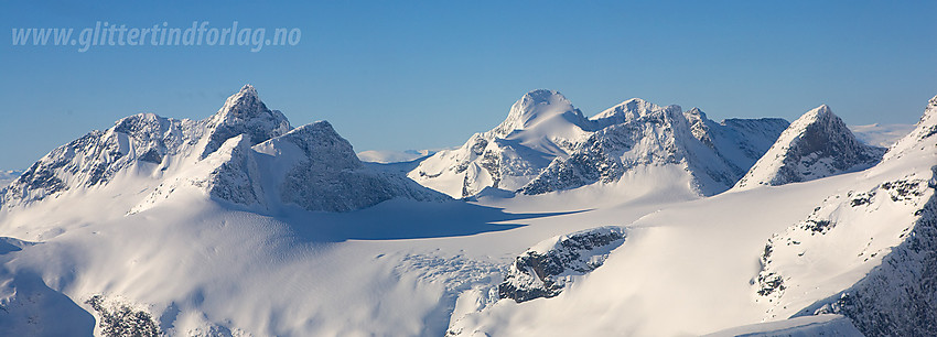 Vi flyr oppover Midtmaralen med utsikt mot Stølsmaradalsbreen, Austanbotntindane, Stølsmaradalstinden, Store, Midtre og Austre Ringstinden.