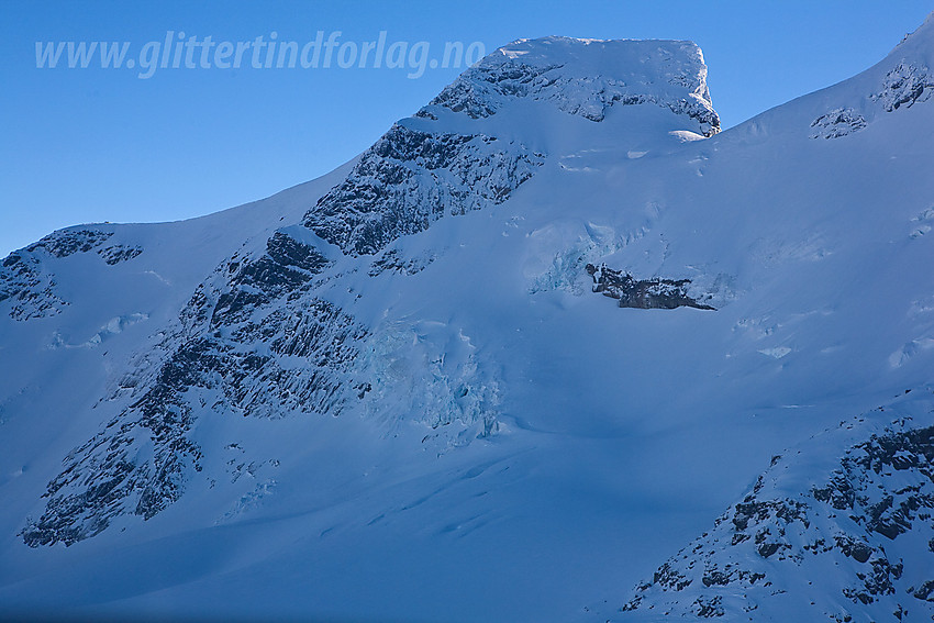 På tur over Gjertvassbreen med Gjertvasstinden (2351 moh) ruvende i bakgrunnen.