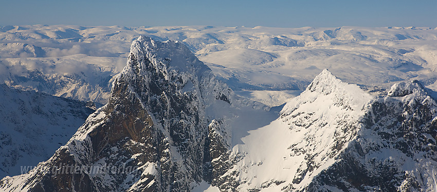 Fra lufta inn mot Storen (2405 moh), Mohns Skard og Vetle Skagastølstinden (2340 moh).