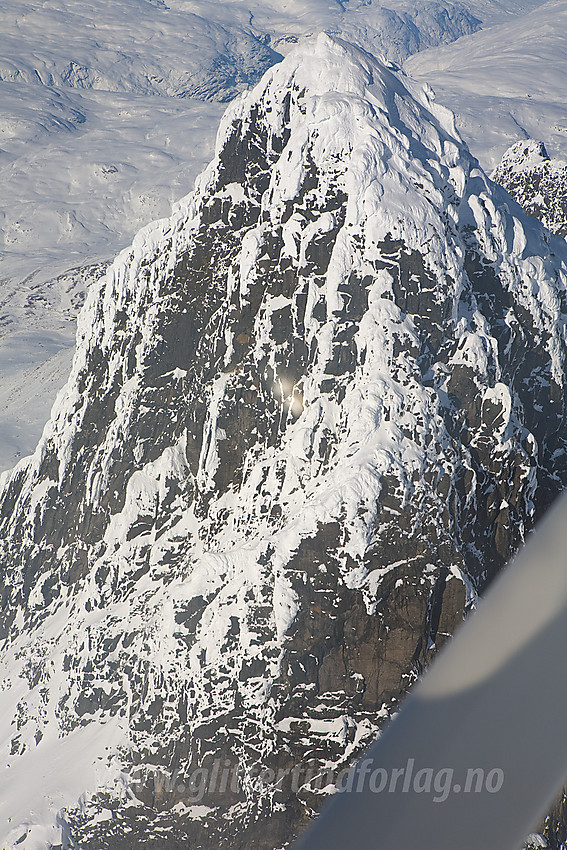 Store Skagastølstinden (2405 moh) sett fra lufta i sør.