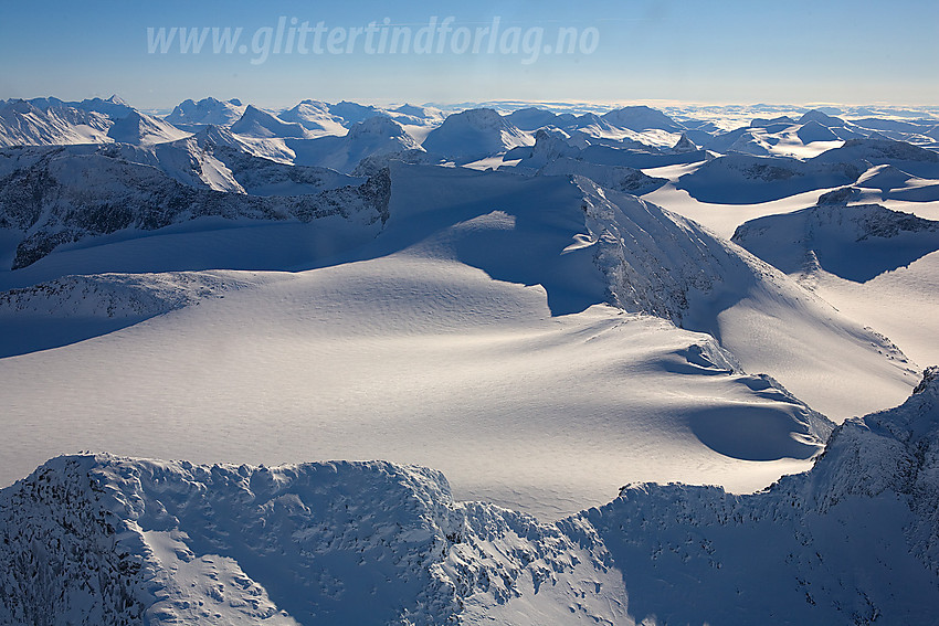 Vi passerer rett nord for Storjuvtinden. Svellnosbrean og Tverråtindane i bakgrunnen.