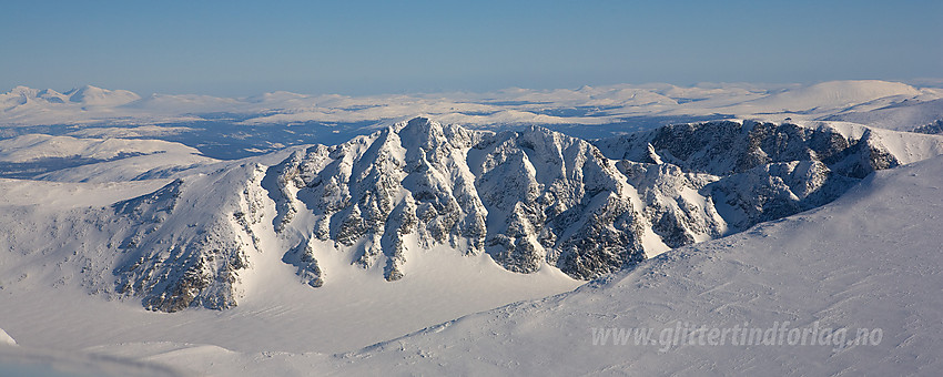 På vei inn over Vestre Glittertindoksle med kurs mot Trollsteineggje (2300 moh).