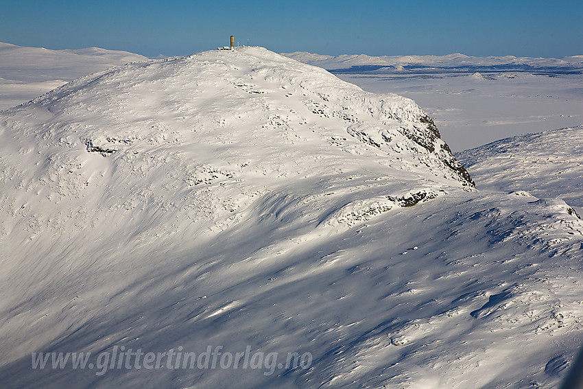 Vi flyr forbi toppen på Bitihorn.