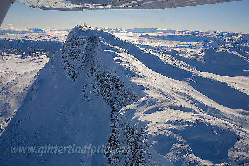 Vi flyr forbi toppen på Bitihorn.