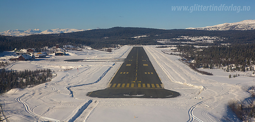 Innflygningen til Fagernes lufthavn Leirin med Jotunheimen i bakgrunnen.