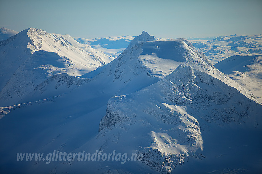 Vestre (2059 moh) og Store (2157 moh) Rauddalstinden i forgrunnen. Bak til venstre ses Olavsbunuten foran og Snøholstinden bak.