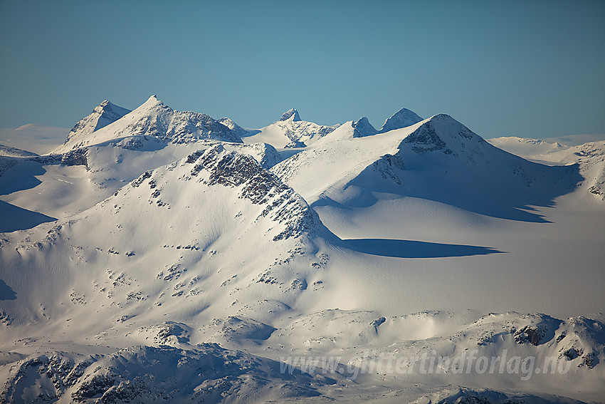 Mot Hinnåtefjellet (2114 moh) og Søre Hellstugutinden (2189 moh).