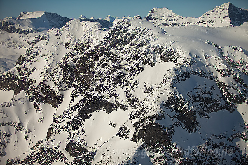 Øystre Torfinnstinden (2119 moh) fremst. I bakgrunnen ses bl.a. Slettmarkhøe, Langedalstinden og Mesmogtinden.