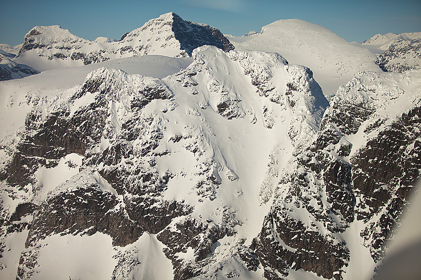 Midtre Torfinnstinden (2110 moh) fremst. Kvitskardtinden (2193 moh), Mesmogtinden (2264 moh) og Langedalstinden (2206 moh) i bakgrunnen.