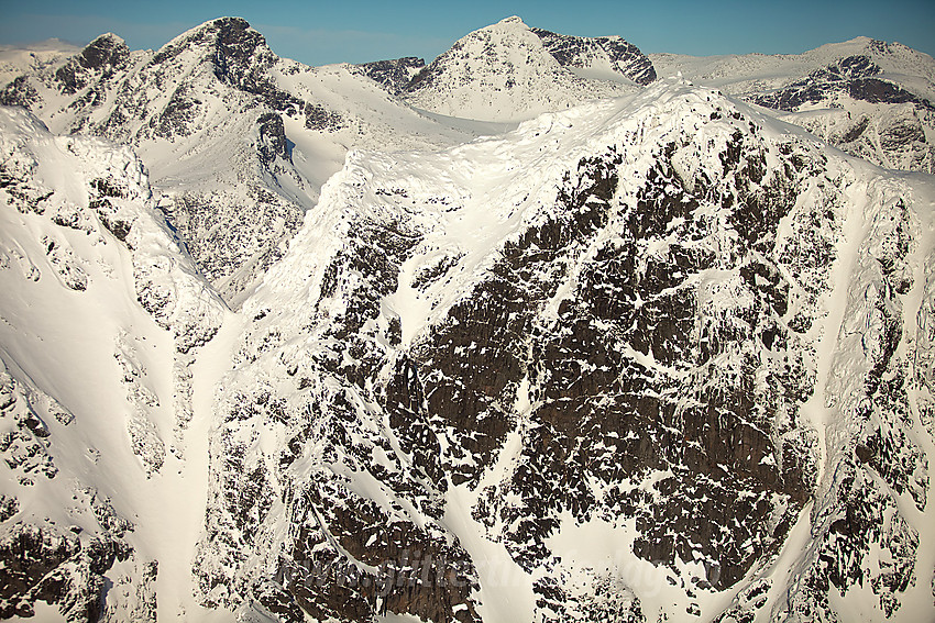 Øystre Torfinnstinden (2119 moh) fremst. I bakgrunnen bl.a. Austre og Vestre Leirungstinden.