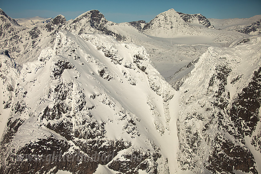 Midtre Torfinnstinden (2110 moh) i forgrunnen. I bakgrunnen bl.a. Vestre og Austre Leirungstinden.