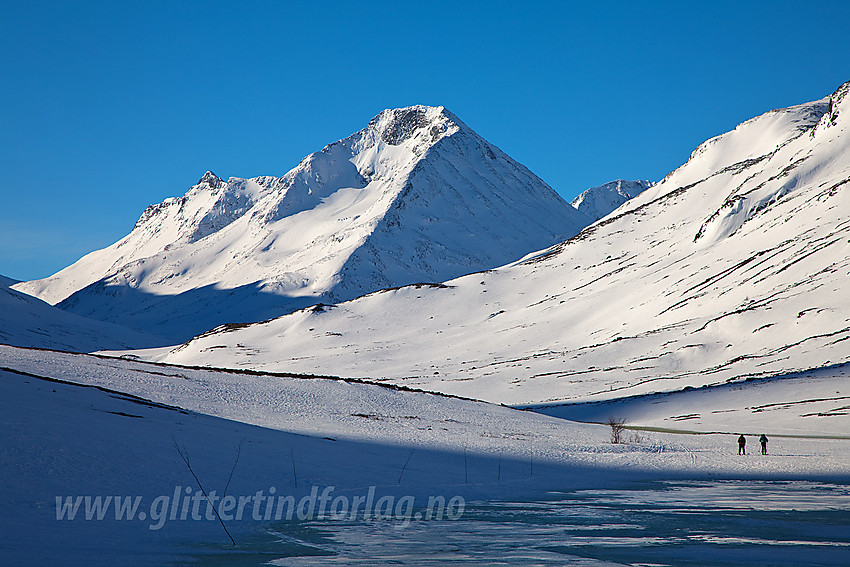 Skiløpere på vei oppover Visdalen med Store Urdadalstinden (2116 moh) tronende i bakgrunnen.