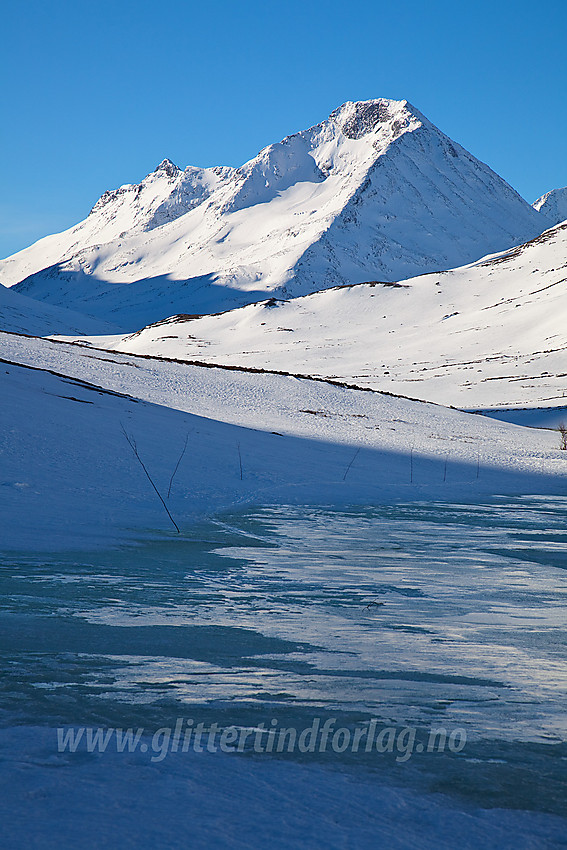 På vei oppover Visdalen en senvinterdag med mye overvann i Visa. I bakgrunnen ses Urdadalstindane. Store (2116 moh) fremst.