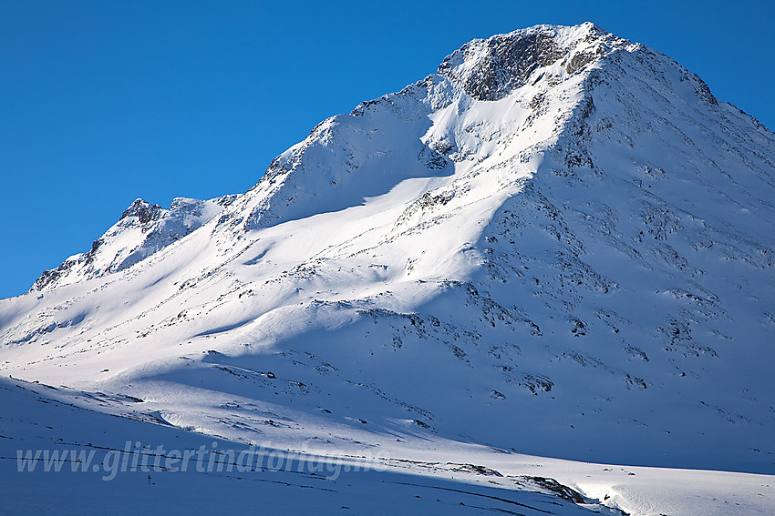 Store Urdadalstinden (2116 moh) tar seg mektig ut fra Visdalen.