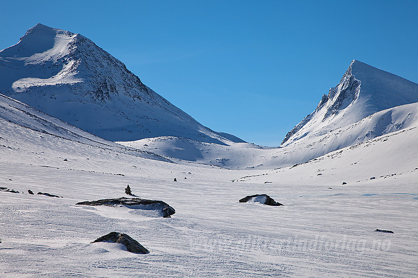 På vei innover Urdadalen med Søre Hellstugutinden (2189 moh) til venstre og Semeltinden (2236 moh) til høyre.