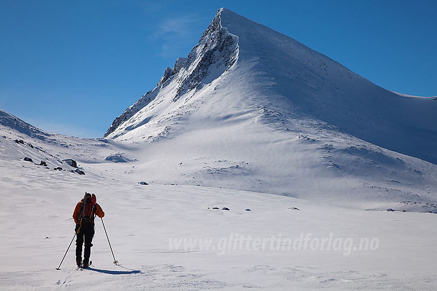 På vei over Urdadalsbandet med turens mål, Semeltinden (2236 moh) tronende høyt der oppe.