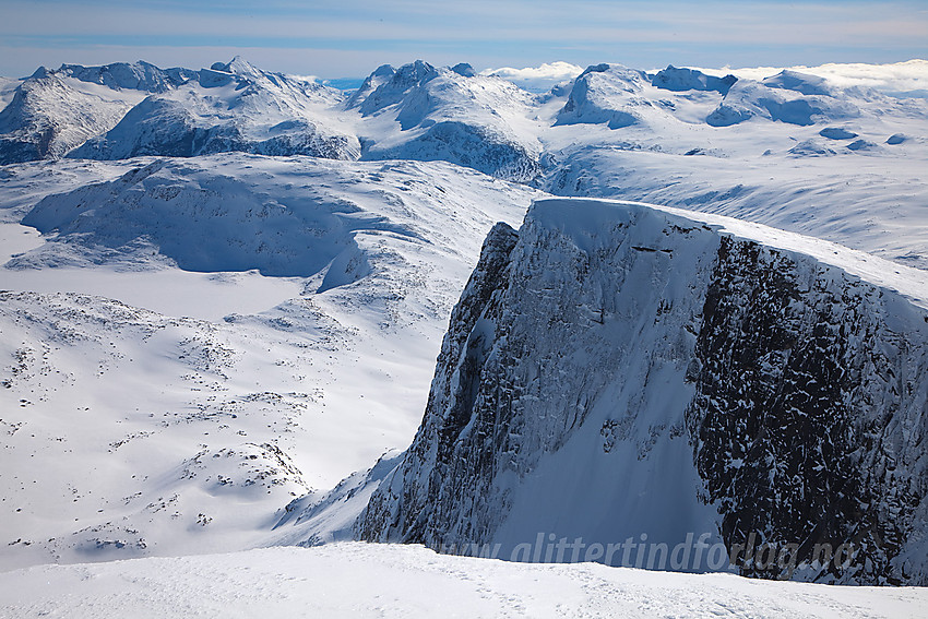 Utsikt fra Semeltinden mot Sørtoppen (2178 moh). I bakgrunnen ses Gjendealpenes tinderekke.