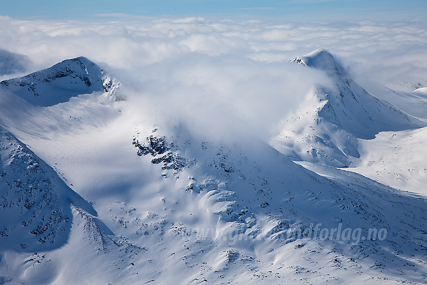 Utsikt fra Semeltinden mot Skarddalstinden (2100 moh) og Austre Rauddalstinden (2086 moh).