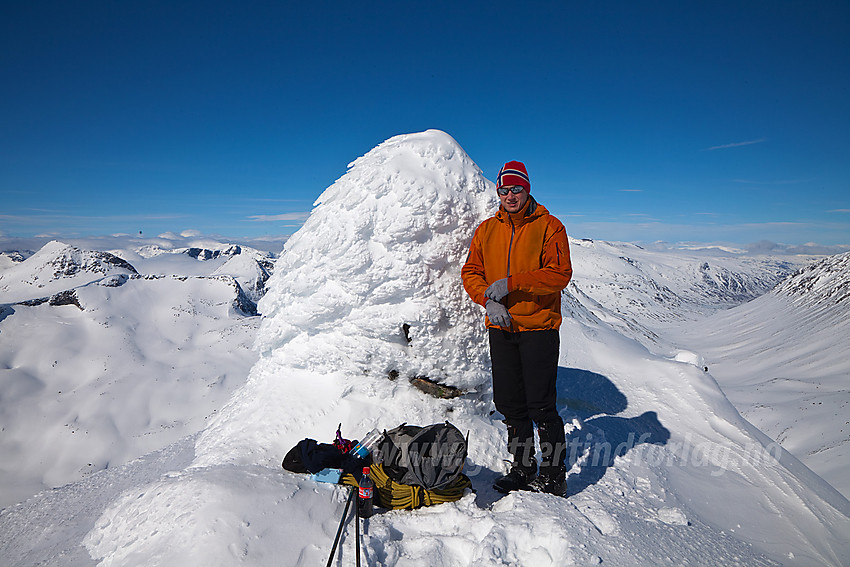 På toppen av Semeltinden (2236 moh).