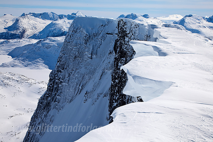 Snøskavler langs ryggen mot øststupet på vei ut til Semeltindens Sørtopp (2178 moh). Gjendealpene i bakgrunnen.